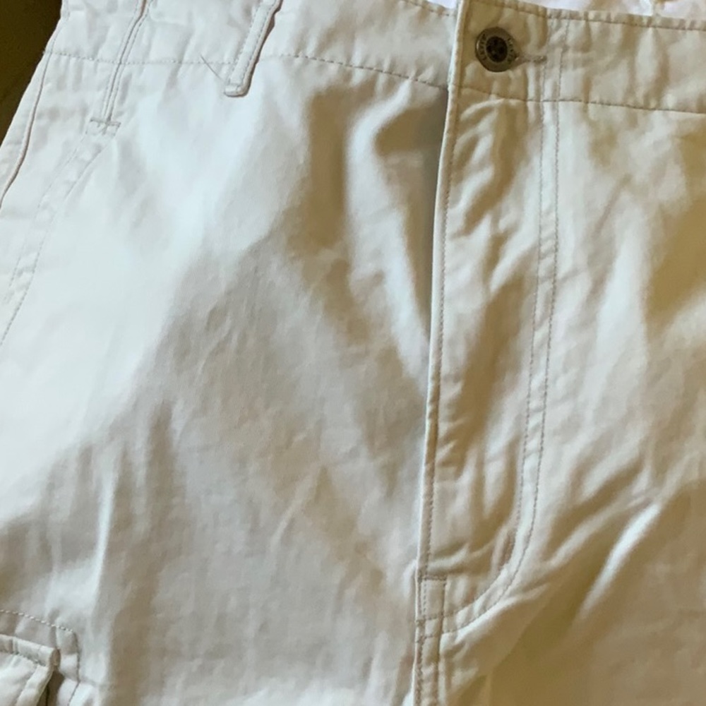 Never worn Vintage Men’s Levi Cargo Pants. Off white. Size 38